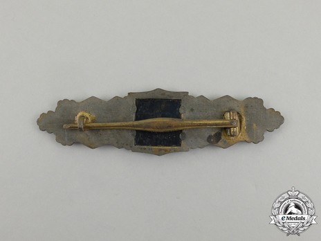 Close Combat Clasp, in Gold, by Deschler Reverse