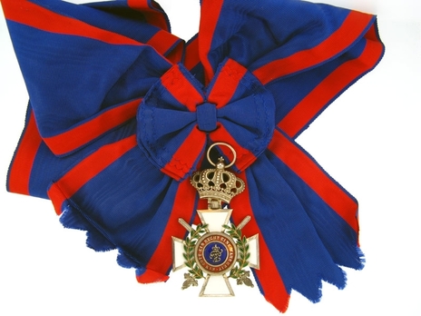 House Order of Duke Peter Friedrich Ludwig, Military Division, Grand Cross (with gold crown and wreath, swords on ring) Obverse