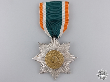 II Class Star (for non-combatant service, without swords) Obverse