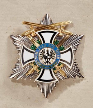 Royal House Order of Hohenzollern, Military Division, Commander Breast Star (with double swords) Obverse