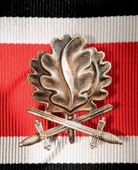Oak Leaves with Swords to the Knight’s Cross of the Iron Cross (by Godet, L/50) Obverse