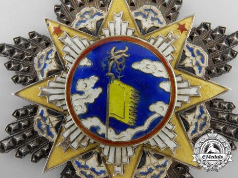 Order of the Cloud and Banner, VIII Class Knight Obverse Detail