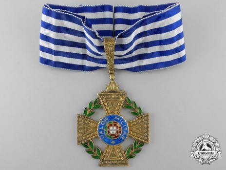 Gold Medal Neck Badge (1971-) Obverse