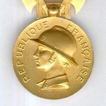 Gilt Medal (for Long Service, stamped "1935 L BAZOR," 1935-) Obverse 