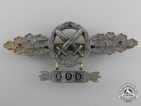 Air-to-Ground Support Clasp, in Gold (with "600" pendant) Obverse