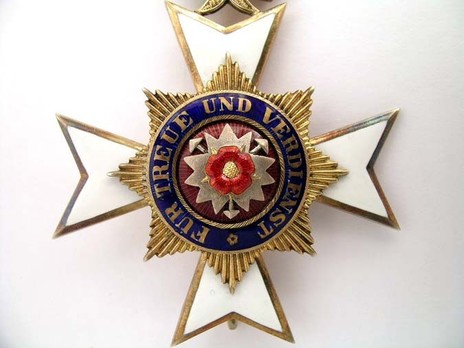 Princely House Order of Schaumburg-Lippe, Officers' Honour Cross (in silver gilt) Obverse