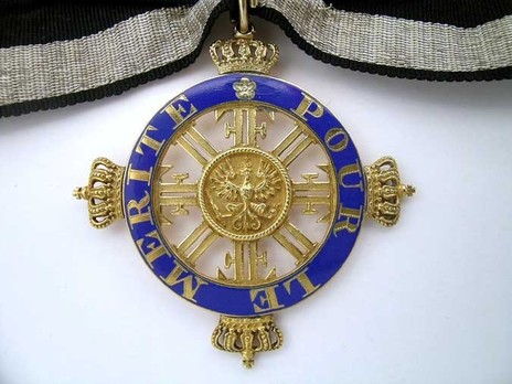 Pour le Mérite for Arts and Sciences, Cross (in gold) Obverse