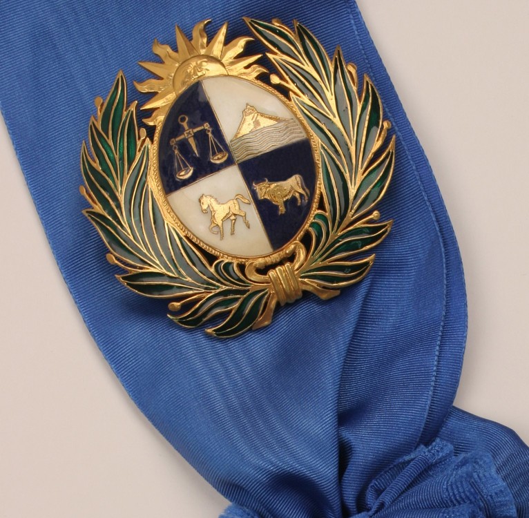 Medal of republic of uruguay0025