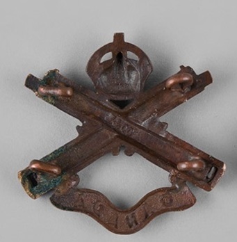 Machine Gun Corps General Service Other Ranks Cap Badge (with Crowned and Crossed Guns, Curved Canada Ribbon) Reverse