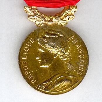 Large Gold Medal (with laurel wreath clasp, stamped "A BORREL," 1974-) Obverse