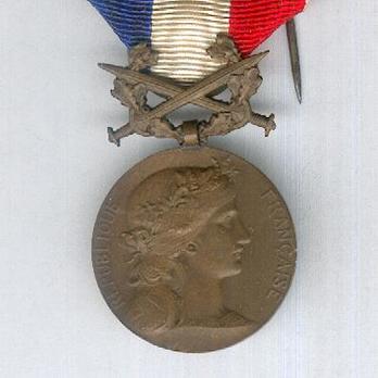 Bronze Medal (with swords and wreath, stamped "H.DUBOIS," 1917-) Obverse