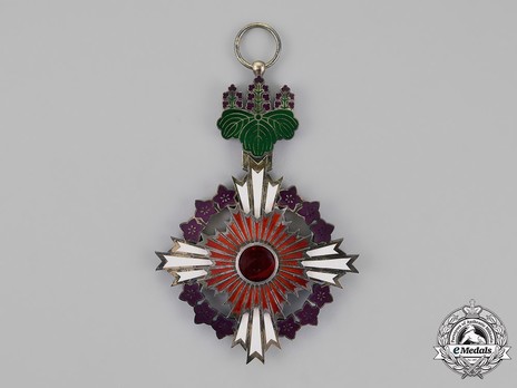 Order of the Paulownia Flowers, Badge Reverse
