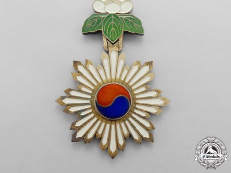 Order of the Taeguk, III Class Neck Badge Obverse