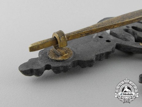 Short-Range Day Fighter Clasp, in Gold (with "200" pendant) Detail