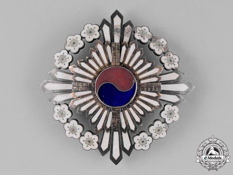 Order of the Golden Ruler, I Class Grand Cordon Breast Star Obverse