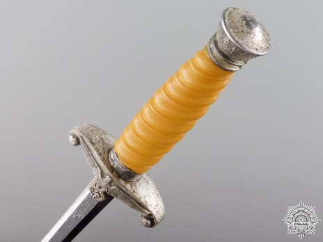 German Army E. & F. Hörster-made Miniature Officer’s Dagger Pommel Detail
