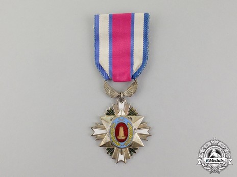 Order of Industrial Service Merit, Type I, III Class (Bronze Tower) Obverse
