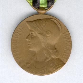 Medal (with "ENGAGÉ VOLONTAIRE" clasp, stamped "GEORGES LEMAIRE") (by Arthus-Bertrand) Obverse