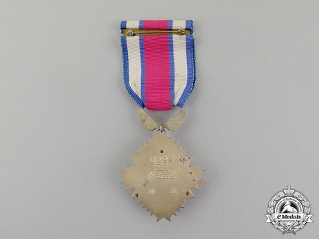 Order of Industrial Service Merit, Type I, III Class (Bronze Tower) Reverse