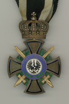 Royal House Order of Hohenzollern, Military Division, Member (in gold) Obverse