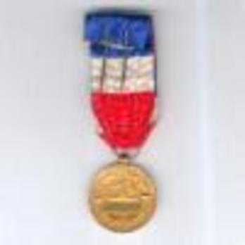 Gilt Medal (stamped "LUCIEN LAROCHETTE", "MOURGEON") Reverse