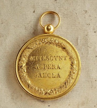 Merit Medal "MITESCVNT ASPERA SAECLA", in Gold Reverse