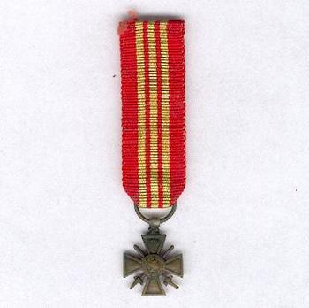 Miniature Bronze Cross (1939 1945) Obverse