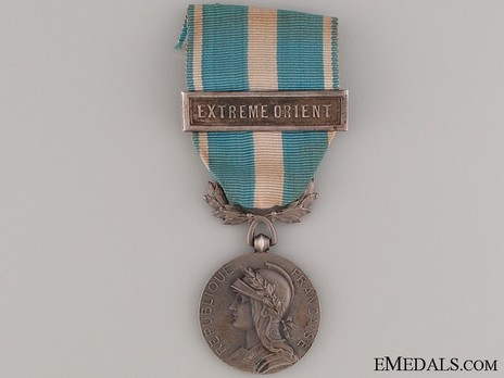 Silver Medal (with "EXTREME ORIENT" clasp, stamped "GEORGES LEMAIRE") Obverse