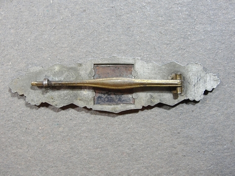 Close Combat Clasp, in Bronze, by Deschler Reverse