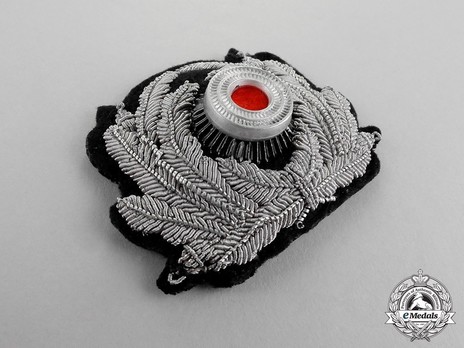 Kriegsmarine Administrative Official's Hand-Embroidered Cap Cockade & Oak Leaves Insignia Obverse