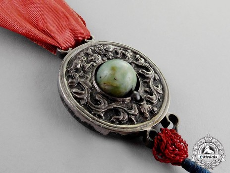 Order of the Imperial Dragon, Medal with Green Stone Obverse Detail