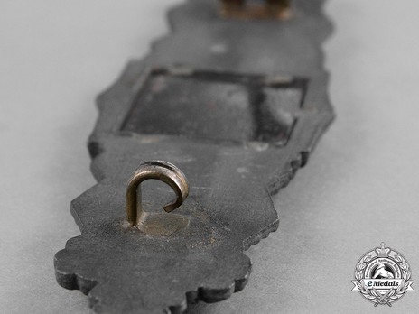 Close Combat Clasp, in Silver, by Deschler Detail