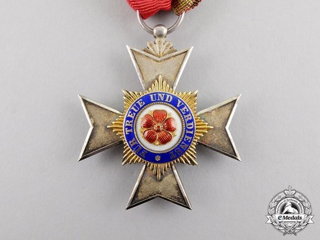 Princely House Order of Schaumburg-Lippe, IV Class Cross Obverse