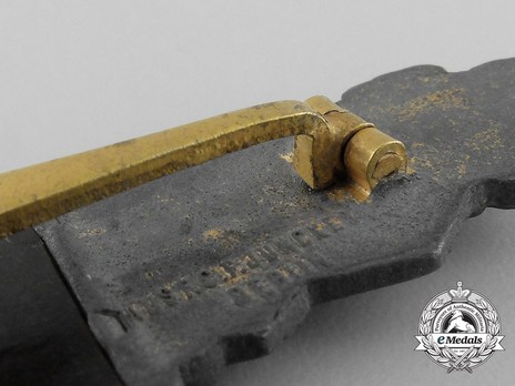 Close Combat Clasp, in Gold, by C. E. Juncker Detail