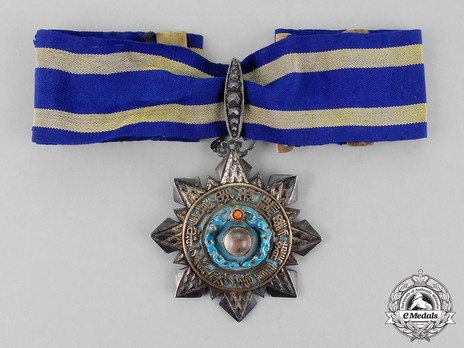 Order of the Double Dragon, Type II, V Class Badge Obverse