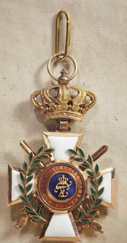 House Order of Duke Peter Friedrich Ludwig, Military Division, Grand Commander (in gold) Obverse