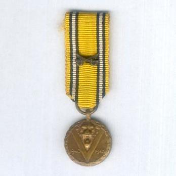 Miniature Bronze Medal (with crossed sabres clasp) Obverse
