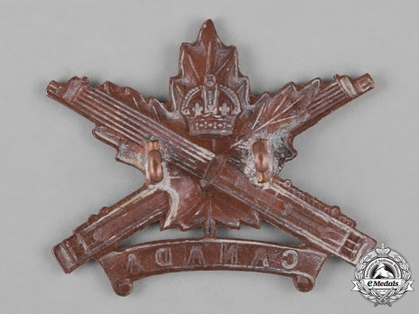 Machine Gun Corps General ServiceOfficers Cap Badge (with Maple Leaf Design) Reverse
