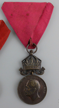 Bronze Medal (with crown) ObverseMedal for Merit, Type III, in Bronze (with crown)