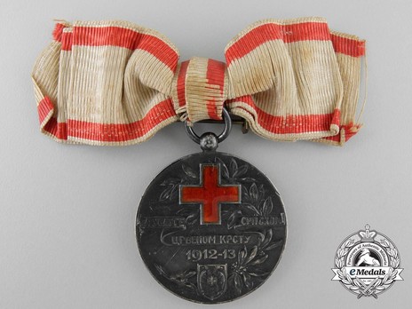 Red Cross Medal, in Silver (for woman) Obverse