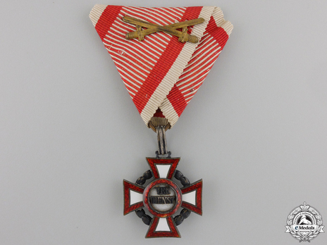 Type II, Military Division, III Class Cross (with swords) Obverse