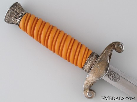 German Army E. & F. Hörster-made Early Version Officer’s Dagger Reverse Grip Detail