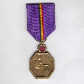 Bronze Medal (for Red Cross Members, stamped "V DEMANET") Obverse