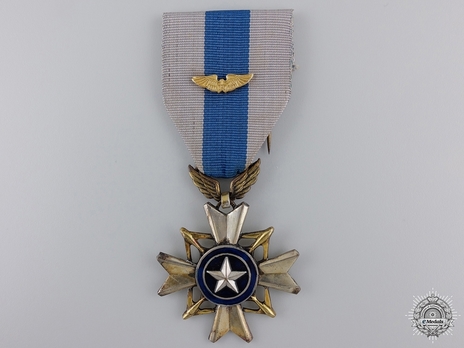 Air Gallantry Medal (with gold wing) Obverse