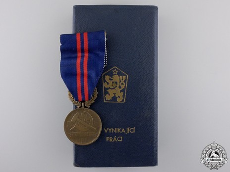 Bronze Medal (1960-1989) and Case of Issue Obverse
