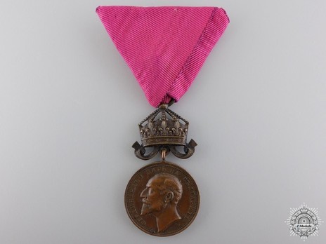 Medal for Merit, Type II, in Bronze (with elder Tsar portrait and crown with flying pendilia) Obverse