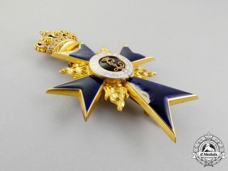 Order of Military Merit, Officer Cross (with flames) Obverse