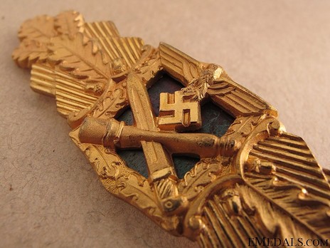 Close Combat Clasp, in Gold, by C. E. Juncker (in tombac) Detail