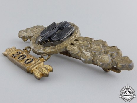 Long-Range Day Fighter Clasp, in Gold (with "200" pendant) Obverse