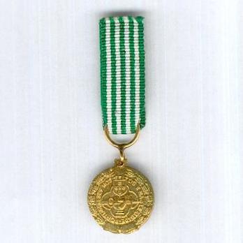 Miniature Gold Medal (for 30 Years, 1971-) Reverse